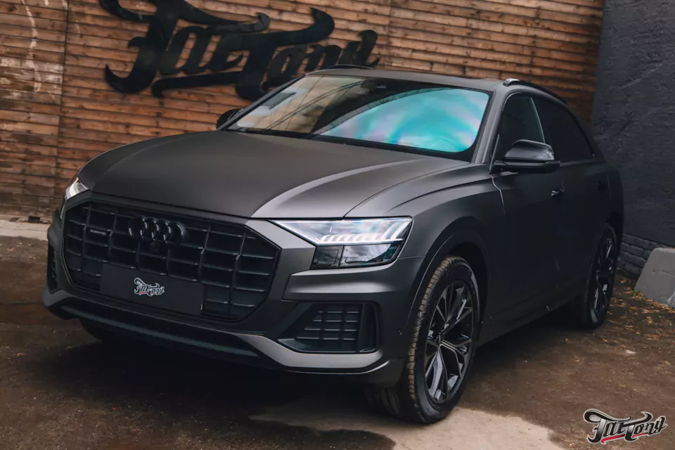 Оклеили Audi Q8 серым матовым полиуретаном, установили усиленные тормозные диски и колодки, окрасили суппорта, сделали антихром, произвели комплекс детейлинг-услуг